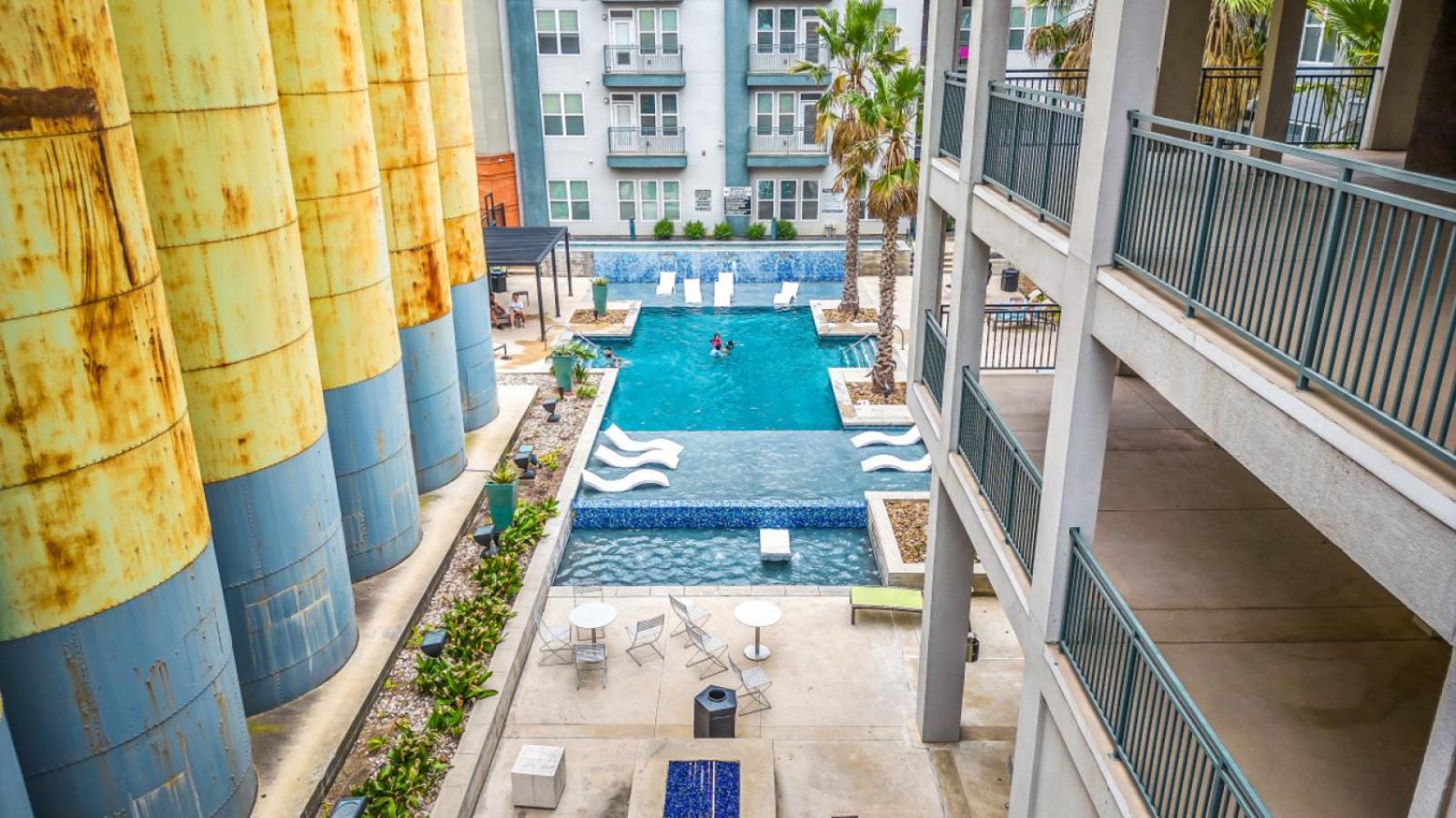 Urban Oasis 3br Luxe With River Views And Pool Apartment San Antonio
